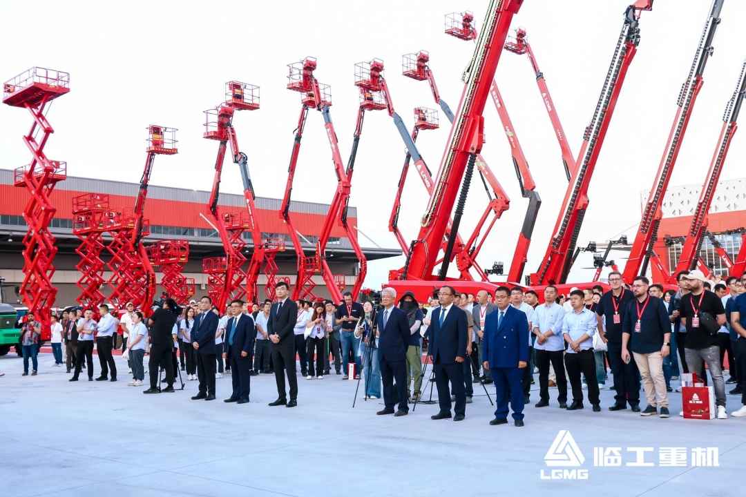 LGMG Global Customer Festival in front of lifts