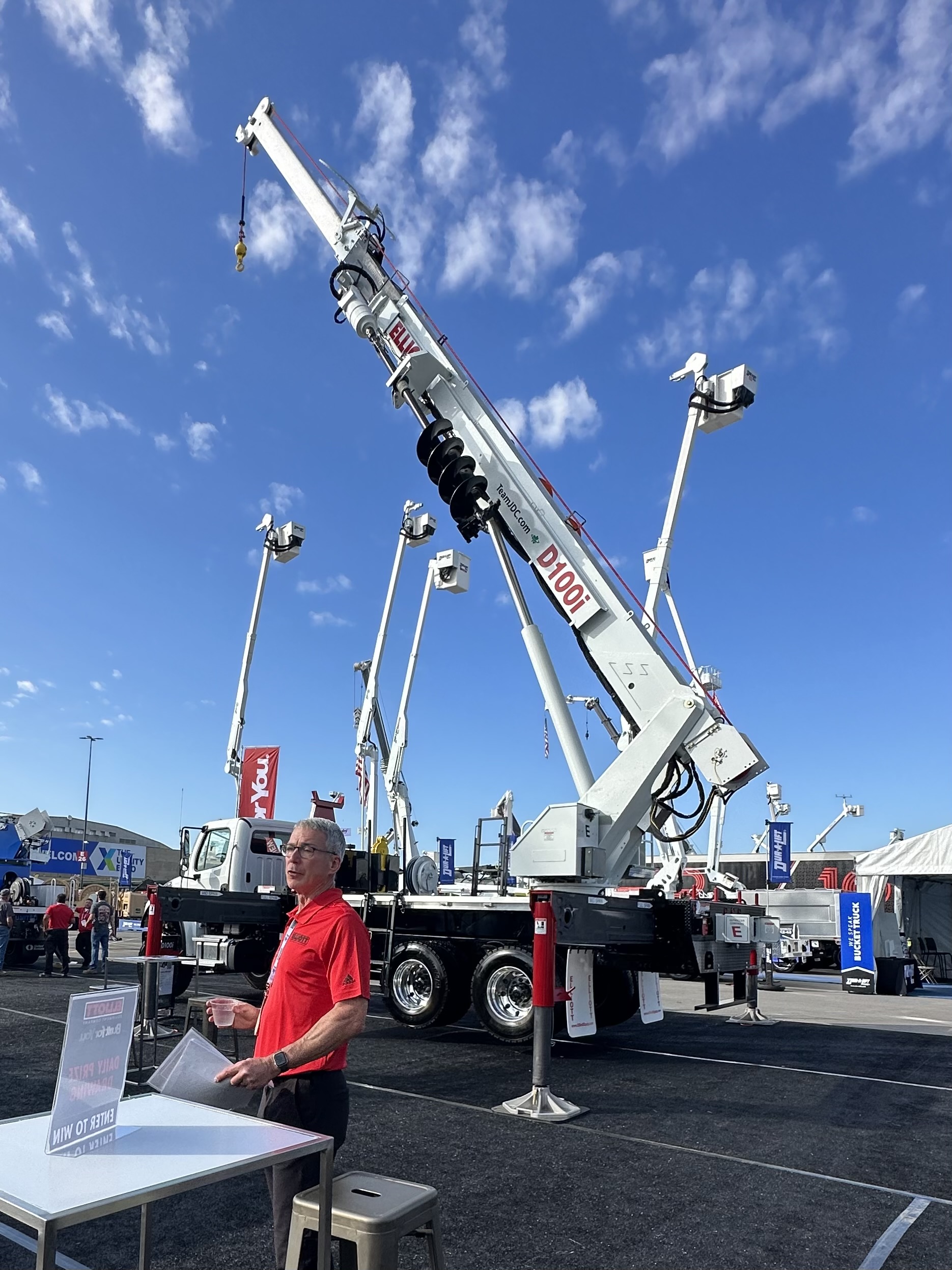Elliott Debuts D100i Insulating Transmission Digger Derrick