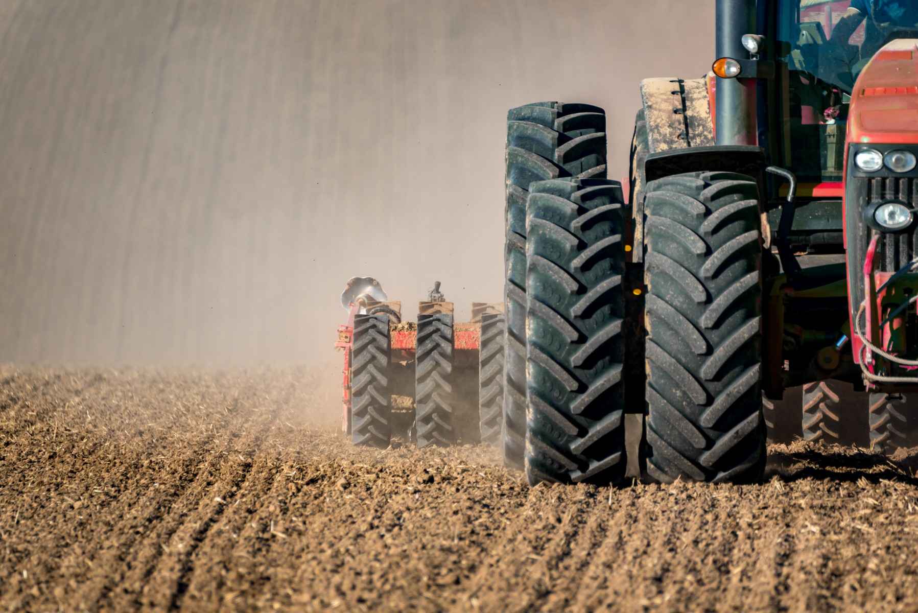 US Sees Over 20% Surge in April 2024 Sales of 4-Wheel Drive Tractors ...