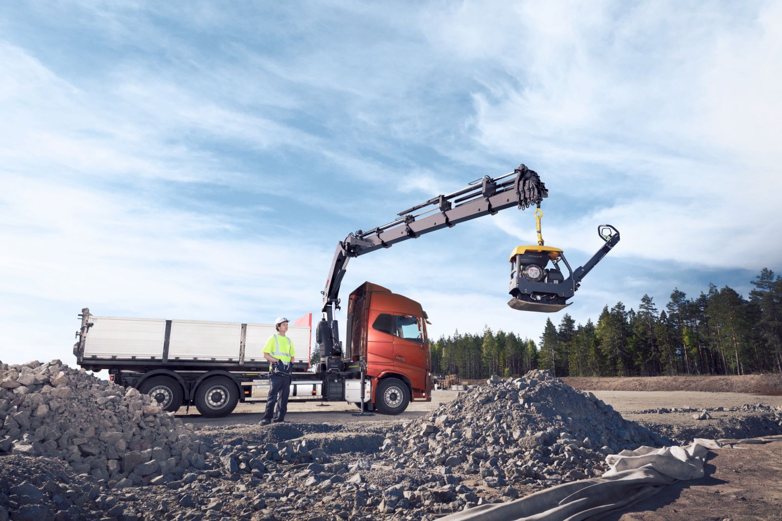 Hiab Expands Continuous Slewing For Its Loader Cranes | Constuction News