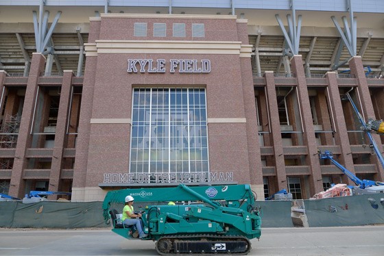 Maeda Mini-Crane Makes Confined Lift in Texas Stadium